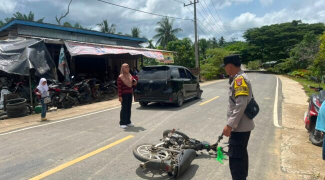 Petugas polisi saat mengamankan TKP terjadinya laka lantas antara Mobil Avanza dan sepeda motor yang dikendarai Lansia 69 tahun di Sebatik. Pengendara motor tewas dalam insiden ini. Dok.Polres Nunukan.