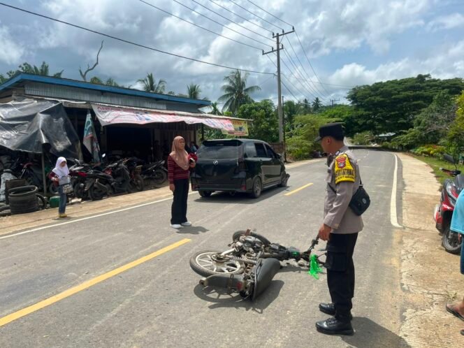 
					Petugas polisi saat mengamankan TKP terjadinya laka lantas antara Mobil Avanza dan sepeda motor yang dikendarai Lansia 69 tahun di Sebatik. Pengendara motor tewas dalam insiden ini. Dok.Polres Nunukan.
