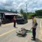 Petugas polisi saat mengamankan TKP terjadinya laka lantas antara Mobil Avanza dan sepeda motor yang dikendarai Lansia 69 tahun di Sebatik. Pengendara motor tewas dalam insiden ini. Dok.Polres Nunukan.