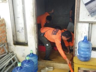 Sejumlah petugas BPBD Nunukan membantu menyedot genangan banjir di rumah warga Pulau Sebatik. Hujan deras Senin (13/7/2026) dini hari mengakibatkan sejumlah sungai meluap dan membanjiri 4 kecamatan di perbatasan RI - Malaysia ini. Dok.BPBD Nunukan.