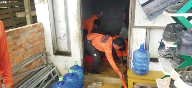 
					Sejumlah petugas BPBD Nunukan membantu menyedot genangan banjir di rumah warga Pulau Sebatik. Hujan deras Senin (13/7/2026) dini hari mengakibatkan sejumlah sungai meluap dan membanjiri 4 kecamatan di perbatasan RI - Malaysia ini. Dok.BPBD Nunukan.