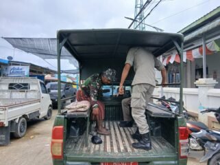 Dullah, ODGJ Nunukan (meneganakan kaos loreng) saat diamankan Satpol PP. Dok.Satpol PP.