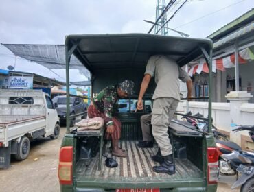 Dullah, ODGJ Nunukan (meneganakan kaos loreng) saat diamankan Satpol PP. Dok.Satpol PP.