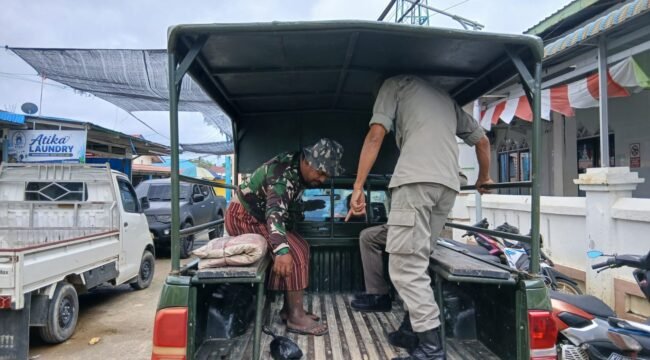 Dullah, ODGJ Nunukan (meneganakan kaos loreng) saat diamankan Satpol PP. Dok.Satpol PP.