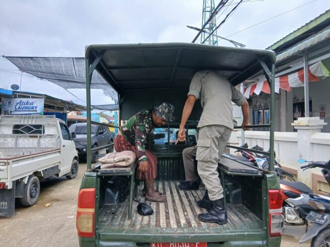 
					Dullah, ODGJ Nunukan (meneganakan kaos loreng) saat diamankan Satpol PP. Dok.Satpol PP.