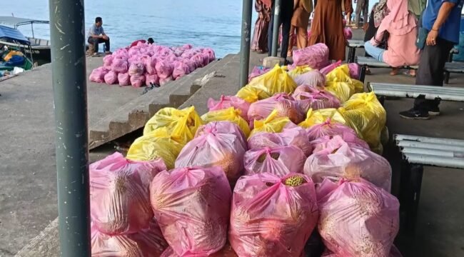 Puluhan plastik buah durian yang akan dikirim ke Tawau Malaysia melalui Pulau Sebatik. Dok.Asdar.