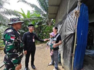 Dandim 0911 Nunukan Letkol Inf Tony Prasetyo bersama Plt Sekda Nunukan Raden Iwan Kurniawan saat meninjau salah satu rumah sasaran TMMD Wiltas ke 129 di Desa Liang Bunyu, Pulau Sebatik, Rabu (15/7/2026). Dok.Rico.