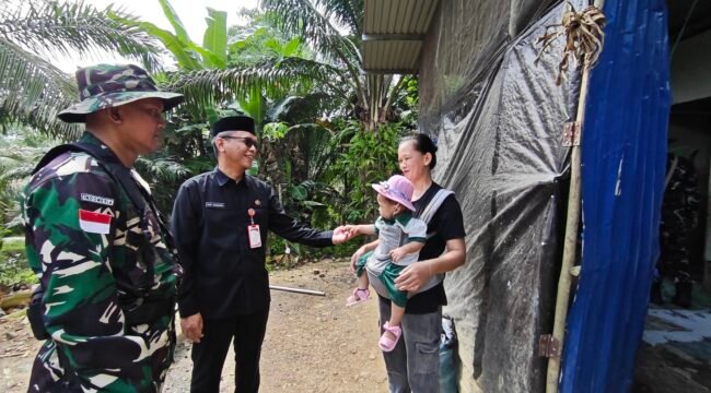 Dandim 0911 Nunukan Letkol Inf Tony Prasetyo bersama Plt Sekda Nunukan Raden Iwan Kurniawan saat meninjau salah satu rumah sasaran TMMD Wiltas ke 129 di Desa Liang Bunyu, Pulau Sebatik, Rabu (15/7/2026). Dok.Rico.