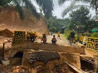 Kerusakan Jembatan Sei Batang di Desa Tanjung Karang, Pulau Sebatik, Nunukan, Kalimantan Utara, yang terjadi sejak Minggu (26/7/2026) lalu, berimbas pada hasil Tandan Buah Segar (TBS) Kelapa Sawit dan akses anak anak sekolah di perbatasan RI – Malaysia. Dok.Hamsing.