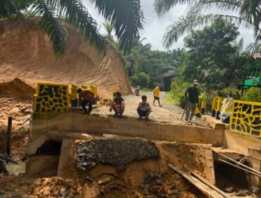 Kerusakan Jembatan Sei Batang di Desa Tanjung Karang, Pulau Sebatik, Nunukan, Kalimantan Utara, yang terjadi sejak Minggu (26/7/2026) lalu, berimbas pada hasil Tandan Buah Segar (TBS) Kelapa Sawit dan akses anak anak sekolah di perbatasan RI – Malaysia. Dok.Hamsing.