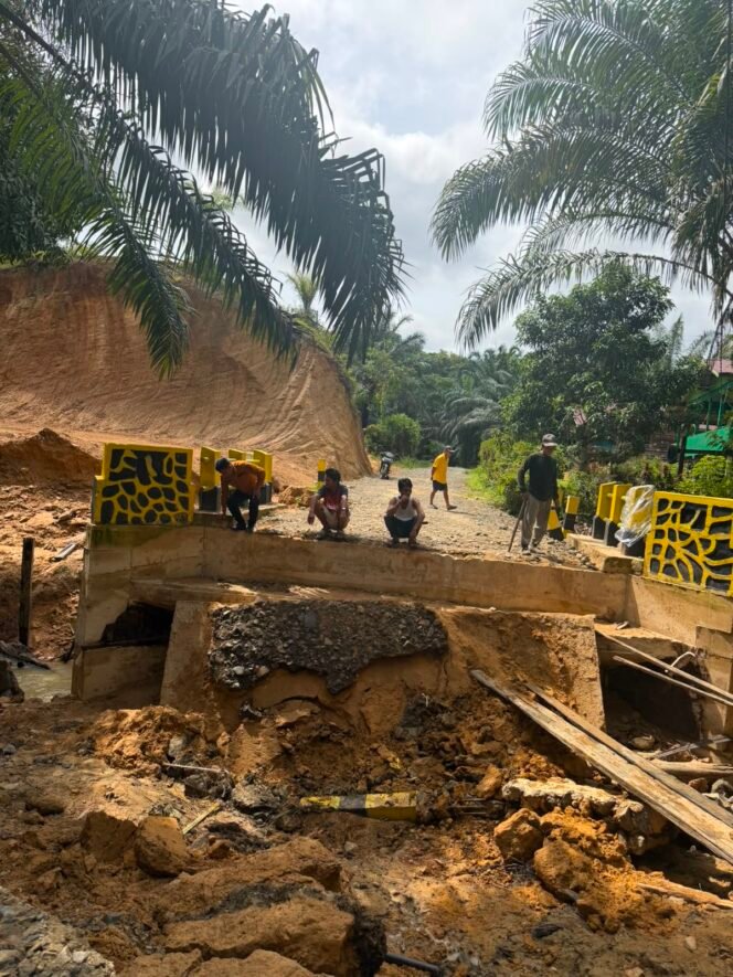 
					Kerusakan Jembatan Sei Batang di Desa Tanjung Karang, Pulau Sebatik, Nunukan, Kalimantan Utara, yang terjadi sejak Minggu (26/7/2026) lalu, berimbas pada hasil Tandan Buah Segar (TBS) Kelapa Sawit dan akses anak anak sekolah di perbatasan RI – Malaysia. Dok.Hamsing.