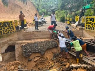 Jembatan Sei Batang di Desa Tanjung Karang, Sebatik Induk, rusak dihantam banjir. Akses satu satunya yang menghubungkan Tanjung Karang dengan Pusat Kota Sebatik ini berimbas pada sulitnya pengangkutan hasil panen kelapa sawit, juga menjadi kendala anak anak sekolah. Dok.Hamsing.