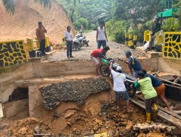 Jembatan Sei Batang di Desa Tanjung Karang, Sebatik Induk, rusak dihantam banjir. Akses satu satunya yang menghubungkan Tanjung Karang dengan Pusat Kota Sebatik ini berimbas pada sulitnya pengangkutan hasil panen kelapa sawit, juga menjadi kendala anak anak sekolah. Dok.Hamsing.