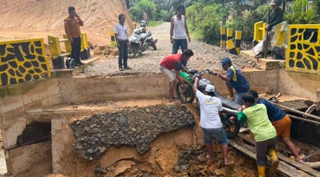 Jembatan Sei Batang di Desa Tanjung Karang, Sebatik Induk, rusak dihantam banjir. Akses satu satunya yang menghubungkan Tanjung Karang dengan Pusat Kota Sebatik ini berimbas pada sulitnya pengangkutan hasil panen kelapa sawit, juga menjadi kendala anak anak sekolah. Dok.Hamsing.