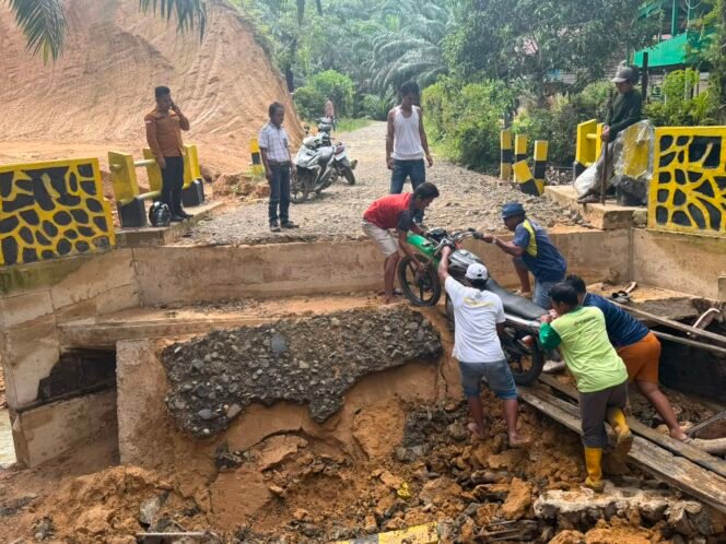 
					Jembatan Sei Batang di Desa Tanjung Karang, Sebatik Induk, rusak dihantam banjir. Akses satu satunya yang menghubungkan Tanjung Karang dengan Pusat Kota Sebatik ini berimbas pada sulitnya pengangkutan hasil panen kelapa sawit, juga menjadi kendala anak anak sekolah. Dok.Hamsing.