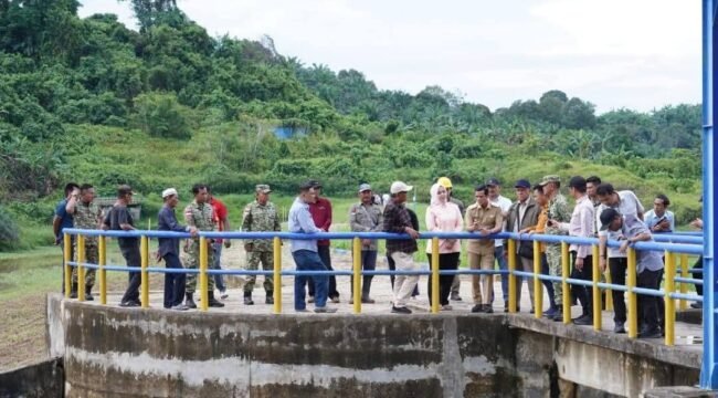 Kunjungan Bupati Nunukan bersama DPRD dan Forkopimda ke Embung Lapri. Ancaman pembukaan paksa Pintu Embung berpotensi konflik sosial sehingga pembayaran ganti rugi lahan wajib segera diselesaikan. Dok. Pemkab Nunukan.