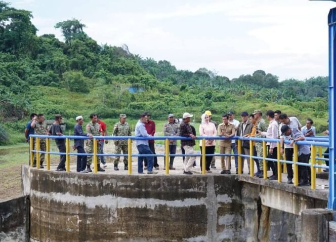 
					Kunjungan Bupati Nunukan bersama DPRD dan Forkopimda ke Embung Lapri. Ancaman pembukaan paksa Pintu Embung berpotensi konflik sosial sehingga pembayaran ganti rugi lahan wajib segera diselesaikan. Dok. Pemkab Nunukan.