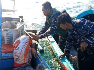 Prajurit Pos AL mengevakuasi nelayan Asis (63) yang dilaporkan hilang di perairan perbatasan RI - Malaysia. Dok.Sugeng.