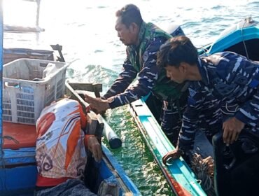 Prajurit Pos AL mengevakuasi nelayan Asis (63) yang dilaporkan hilang di perairan perbatasan RI - Malaysia. Dok.Sugeng.