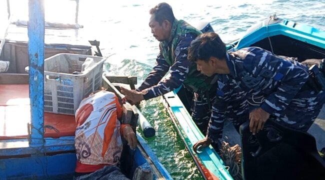 Prajurit Pos AL mengevakuasi nelayan Asis (63) yang dilaporkan hilang di perairan perbatasan RI - Malaysia. Dok.Sugeng.