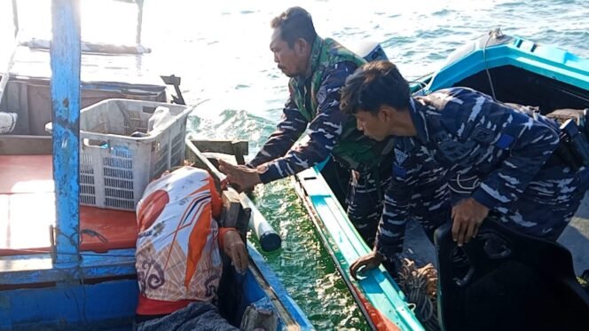
					Prajurit Pos AL mengevakuasi nelayan Asis (63) yang dilaporkan hilang di perairan perbatasan RI - Malaysia. Dok.Sugeng.