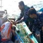 Prajurit Pos AL mengevakuasi nelayan Asis (63) yang dilaporkan hilang di perairan perbatasan RI - Malaysia. Dok.Sugeng.