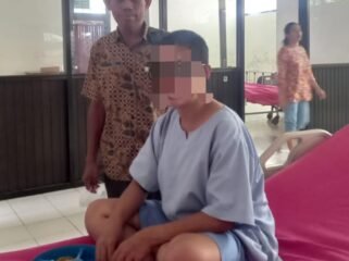 Seorang wanita bernama IR (34), warga Jalan Hasanuddin RT 11, Nunukan Timur, Nunukan, Kalimantan Utara, dibawa ke RSJ di Kota Tarakan, untuk mendapat penanganan kejiwaan, Rabu (22/7/2026). Dok.DSP3A Nunukan.