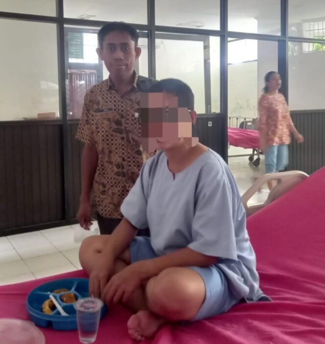 
					Seorang wanita bernama IR (34), warga Jalan Hasanuddin RT 11, Nunukan Timur, Nunukan, Kalimantan Utara, dibawa ke RSJ di Kota Tarakan, untuk mendapat penanganan kejiwaan, Rabu (22/7/2026). Dok.DSP3A Nunukan.