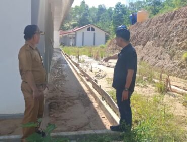 Anggota DPRD Nunukan, Andi Fajrul Syam (kemeja biru) saat berkunjung dan meninjau kondisi Gedung SLB Nunukan di Gang Limau, Nunukan Selatan. Dok.Andi Fajrul Syam.