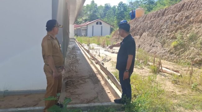 Anggota DPRD Nunukan, Andi Fajrul Syam (kemeja biru) saat berkunjung dan meninjau kondisi Gedung SLB Nunukan di Gang Limau, Nunukan Selatan. Dok.Andi Fajrul Syam.