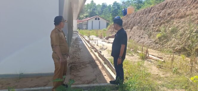 
					Anggota DPRD Nunukan, Andi Fajrul Syam (kemeja biru) saat berkunjung dan meninjau kondisi Gedung SLB Nunukan di Gang Limau, Nunukan Selatan. Dok.Andi Fajrul Syam.