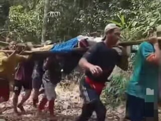 Masyarkat Krayan menandu orang sakit menembus hutan naik turun bukit. Tradisi ini berlangsung lama akibat nihilnya akses jalan yang layak. 