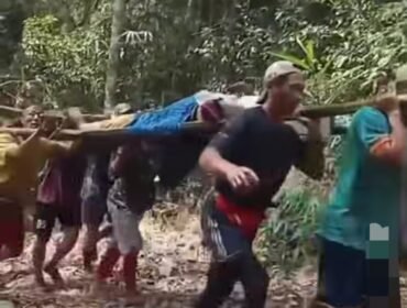 Masyarkat Krayan menandu orang sakit menembus hutan naik turun bukit. Tradisi ini berlangsung lama akibat nihilnya akses jalan yang layak. 