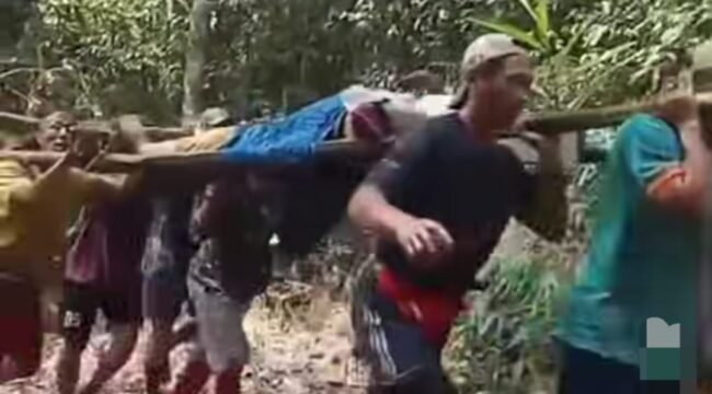 Masyarkat Krayan menandu orang sakit menembus hutan naik turun bukit. Tradisi ini berlangsung lama akibat nihilnya akses jalan yang layak. 