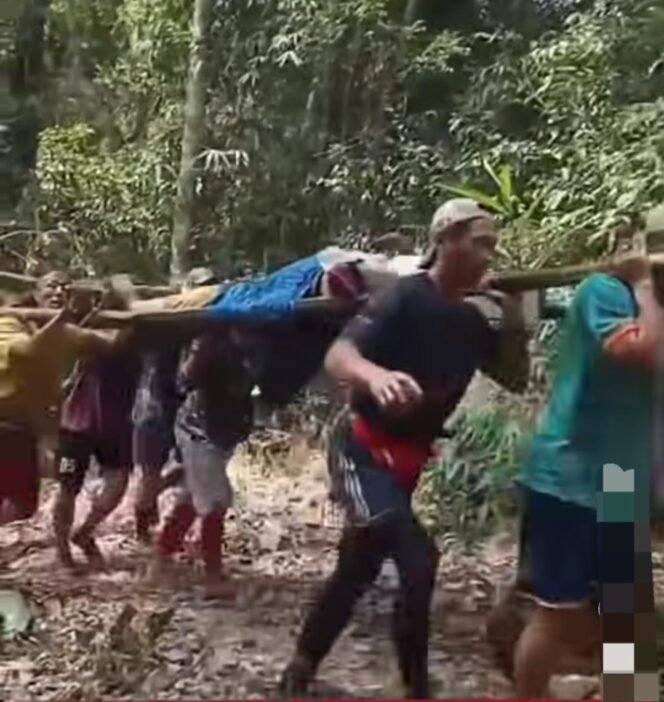 
					Masyarkat Krayan menandu orang sakit menembus hutan naik turun bukit. Tradisi ini berlangsung lama akibat nihilnya akses jalan yang layak. 