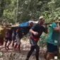Masyarkat Krayan menandu orang sakit menembus hutan naik turun bukit. Tradisi ini berlangsung lama akibat nihilnya akses jalan yang layak. 