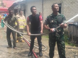 Sejumlah anggota TNI dari Kodim 0911/Nunukan merespon cepat kebakaran yang terjadi di depan SDN 009 Nunukan, yang merupakan rumah seorang security RSUD Nunukan. Dok.Kodim 0911/Nnk.