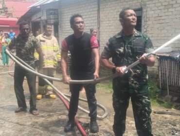 Sejumlah anggota TNI dari Kodim 0911/Nunukan merespon cepat kebakaran yang terjadi di depan SDN 009 Nunukan, yang merupakan rumah seorang security RSUD Nunukan. Dok.Kodim 0911/Nnk.