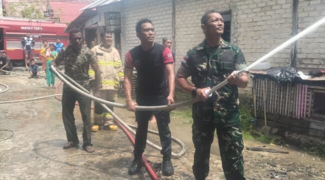 Sejumlah anggota TNI dari Kodim 0911/Nunukan merespon cepat kebakaran yang terjadi di depan SDN 009 Nunukan, yang merupakan rumah seorang security RSUD Nunukan. Dok.Kodim 0911/Nnk.