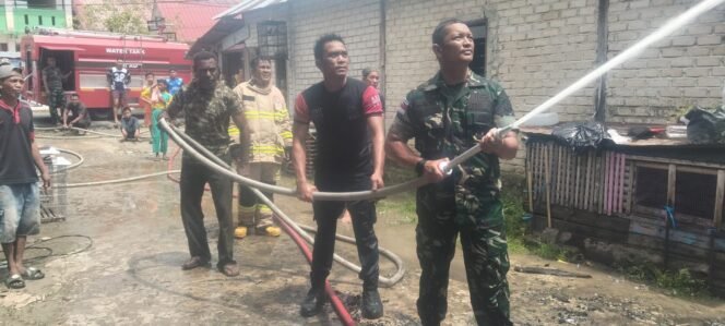 
					Sejumlah anggota TNI dari Kodim 0911/Nunukan merespon cepat kebakaran yang terjadi di depan SDN 009 Nunukan, yang merupakan rumah seorang security RSUD Nunukan. Dok.Kodim 0911/Nnk.