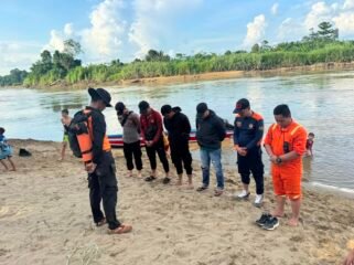 Tim SAR memulai do'a untuk pencarian Pasutri warga Pulau Keras yang dilaporkan hilang Rabu (15/7/2026). Keduanya dtemukan tewas akibat perahunya terbalik terkena arus sungai. Dok.BPBD Nunukan.