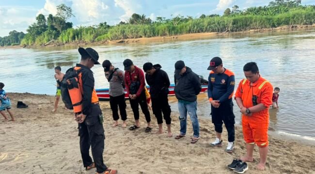 Tim SAR memulai do'a untuk pencarian Pasutri warga Pulau Keras yang dilaporkan hilang Rabu (15/7/2026). Keduanya dtemukan tewas akibat perahunya terbalik terkena arus sungai. Dok.BPBD Nunukan.