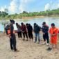 Tim SAR memulai do'a untuk pencarian Pasutri warga Pulau Keras yang dilaporkan hilang Rabu (15/7/2026). Keduanya dtemukan tewas akibat perahunya terbalik terkena arus sungai. Dok.BPBD Nunukan.