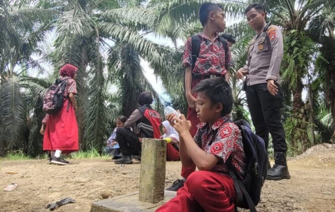 
					Sejumlah anak anak TKI Malaysia, buruh perkebunan kelapa sawit yang bersekolah di Sebatik. Mereka beristirahat di patok batas negara dan masih setengah jalan menuju mess di Malaysia.