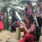 Sejumlah anak anak TKI Malaysia, buruh perkebunan kelapa sawit yang bersekolah di Sebatik. Mereka beristirahat di patok batas negara dan masih setengah jalan menuju mess di Malaysia.