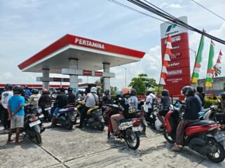 Antrean pembeli BBM di salah satu APMS Nunukan. Keterlambatan suplay BBM terjadi selama beberapa hari karena cuaca buruk yang berimbas pada jadwal pelayaran kapal tanki BBM. Dok.Rico.