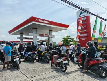 Antrean pembeli BBM di salah satu APMS Nunukan. Keterlambatan suplay BBM terjadi selama beberapa hari karena cuaca buruk yang berimbas pada jadwal pelayaran kapal tanki BBM. Dok.Rico.