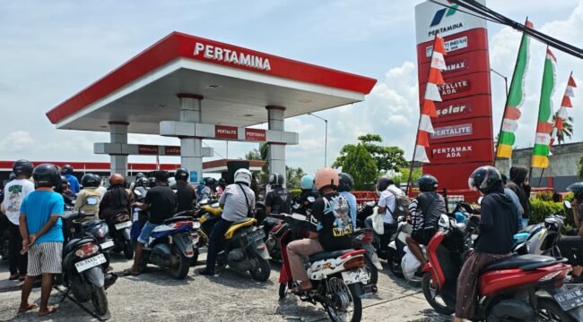 Antrean pembeli BBM di salah satu APMS Nunukan. Keterlambatan suplay BBM terjadi selama beberapa hari karena cuaca buruk yang berimbas pada jadwal pelayaran kapal tanki BBM. Dok.Rico.