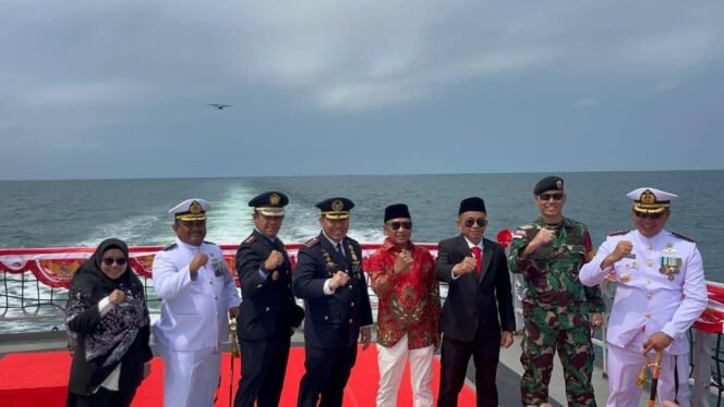
					Wakil Ketua DPRD Nunukan, Arpiah saat mengikuti Upacara HUT RI 81 di KRI Nala -363 di Perairan Ambalat. Dok.Arpiah.