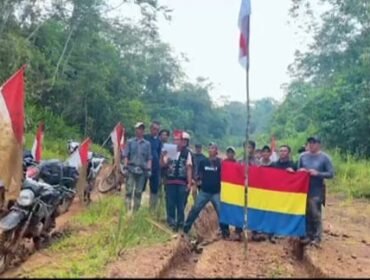 Sejumlah tokoh adat dan para kepala adat menggelar upacara HUT RI di jalanan rusak Krayan, sekaligus mengibarkan bendera Dayak Borneo sebagai simbol protes abainya negara atas kondisi rakyatnya, Senin (17/8/2026). Dok.Martinus.